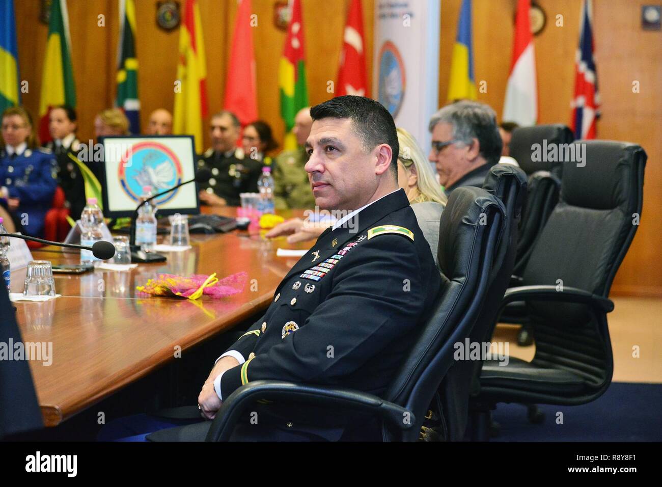 Ejército de EE.UU. el Coronel Darío S. Gallegos (a la derecha), el Centro de Excelencia para unidades de policía de estabilidad (CoESPU) director adjunto durante la ceremonia de apertura de la 5ª "Protección de género en operaciones de paz en curso en la CoESPU" en Vicenza, Italia, Marzo 8, 2017. Foto de stock