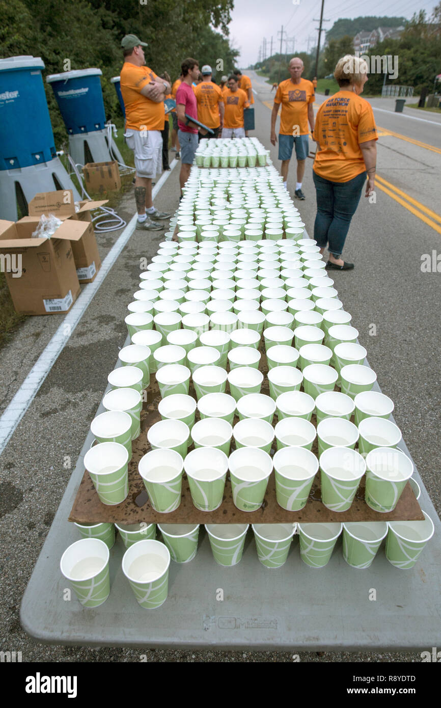 Líneas de tazas listas para corredores en el Maratón de Dayton de 2018 Foto de stock