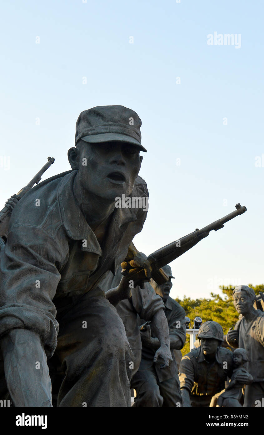 Seúl, Corea del Sur - 30 de noviembre de 2018: el Ejército Popular de Corea (Corea del Norte) soldado, detalle de las estatuas que comprende "la defensa de la patria", War Memorial Foto de stock