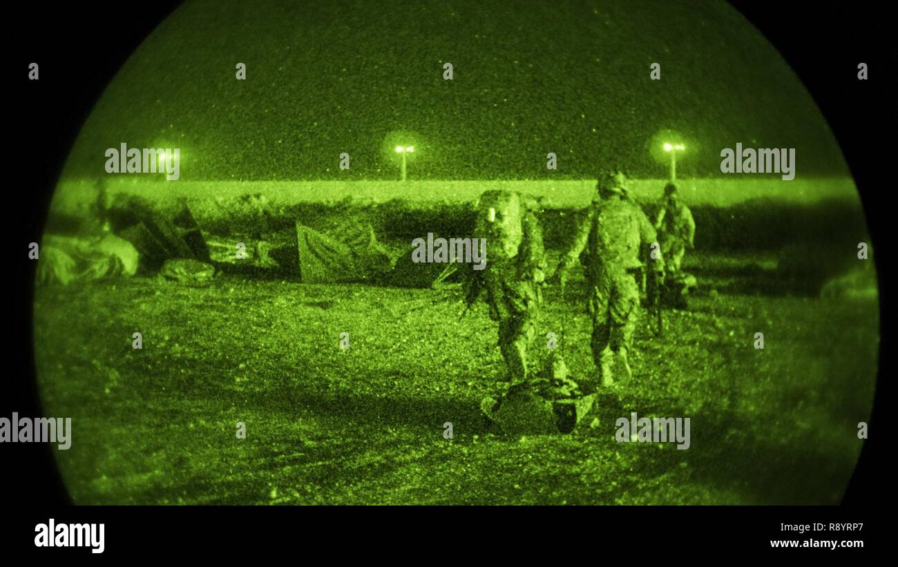 Infantes con el Batallón de Infantería nº 136 Empresa elegida 2º pelotón de la Fuerza de Reacción aérea evacuar a un paciente durante un ejercicio de entrenamiento que implique un avión derribado el 7 de marzo de 2017 en el aeródromo de Bagram, Afganistán. Ángeles Guardianes de la 83ª Escuadrilla de salvamento realizado expedicionaria conjunta de recuperación de personal con formación Task Force Eagle de combates aéreos de la fuerza de reacción. Foto de stock