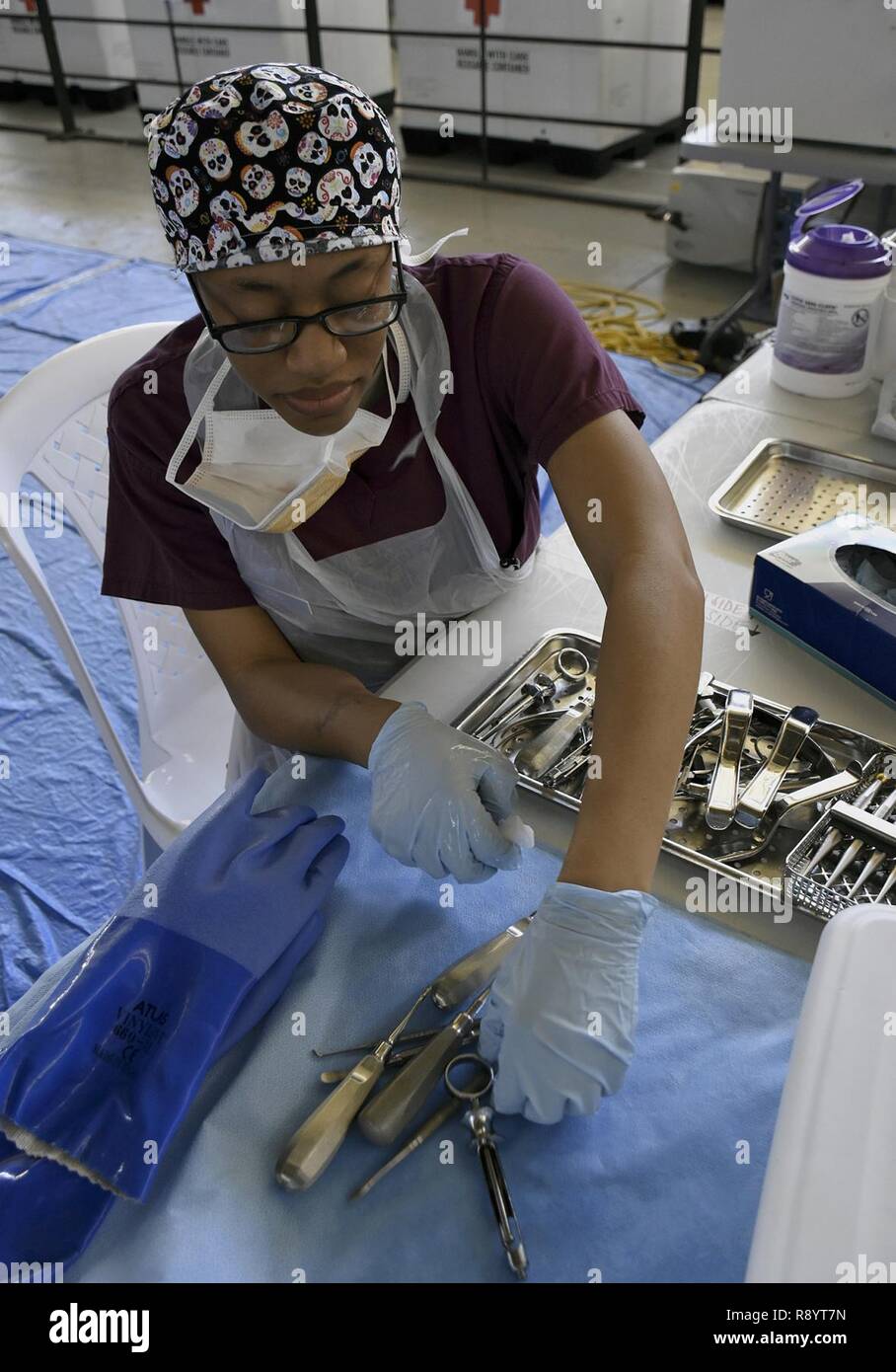 La Fuerza Aerea De Los Ee Uu Aviador Senior Almuthahana Byrd Un Asistente Dental Con La