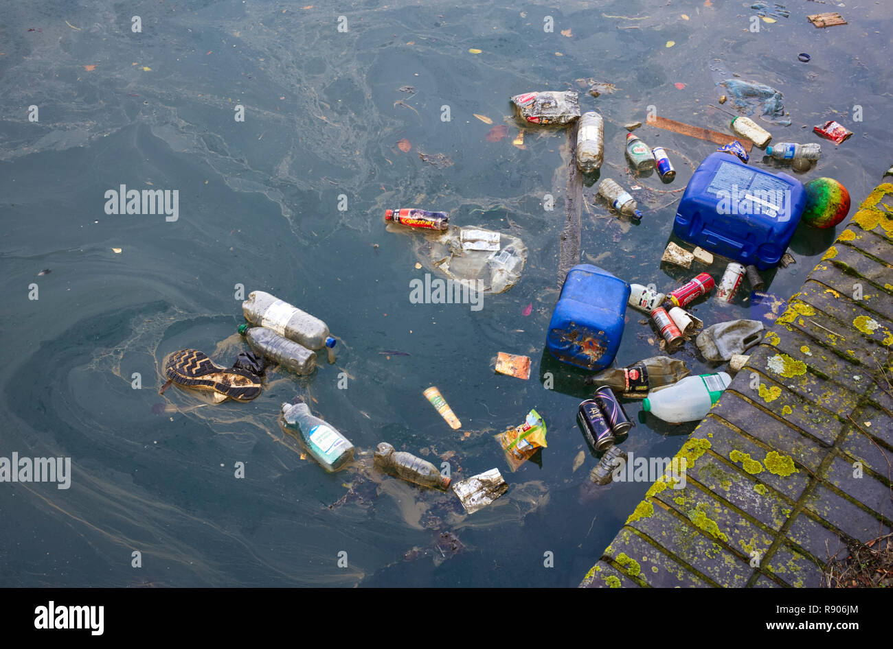 Los residuos plásticos en los muelles de combadura en Portsmouth Foto de stock
