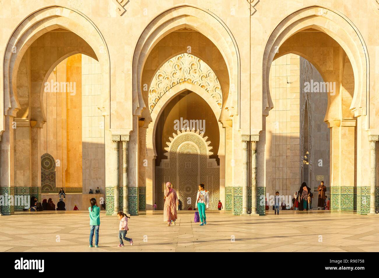 Marruecos, Casablanca, la explanada de la mezquita de Hassan II al atardecer Foto de stock