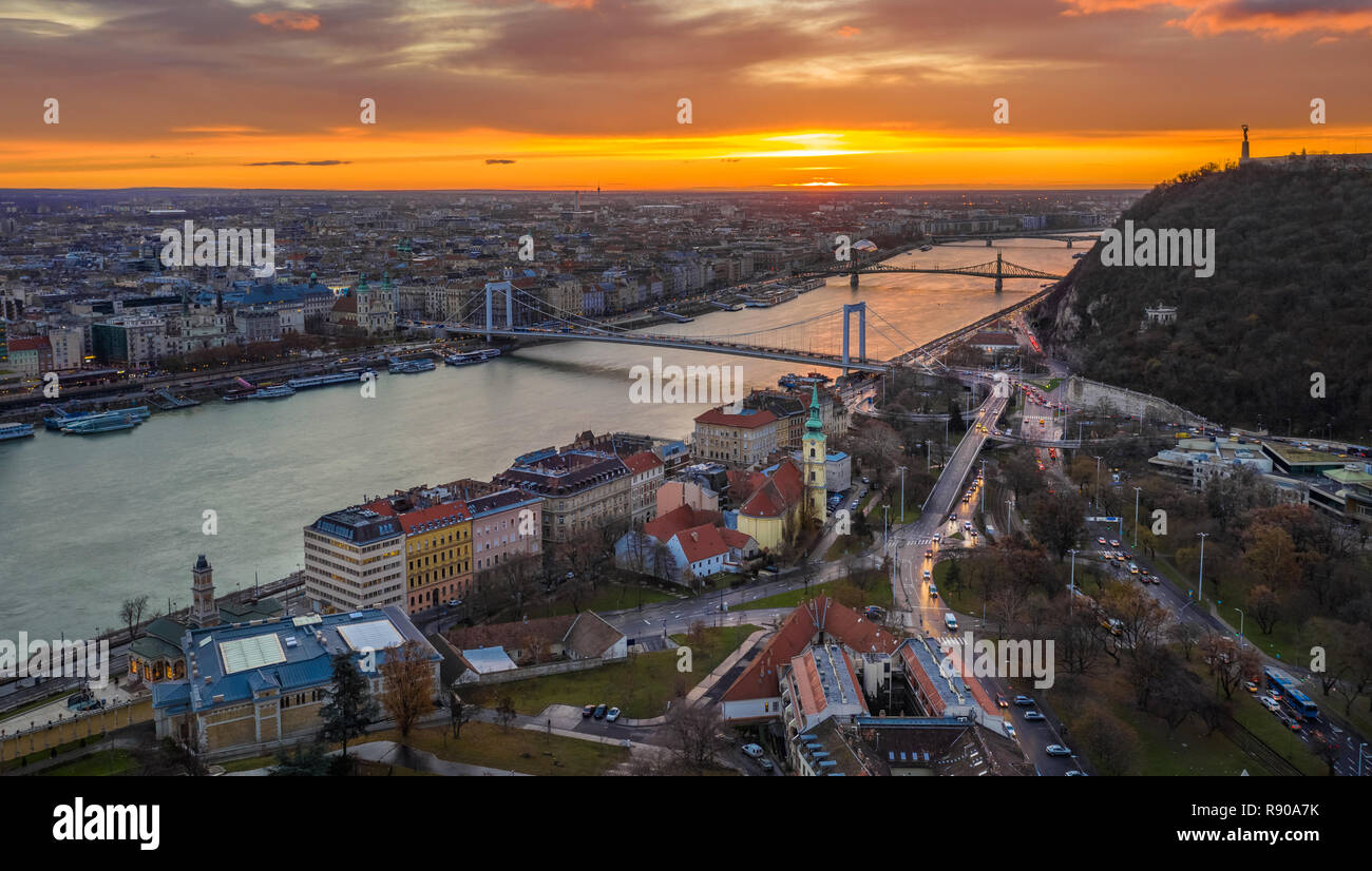 Budapest, Hungría - Golden amanecer sobre Budapest, con Puente Elisabeth, Puente de la libertad y la estatua de la Libertad Foto de stock