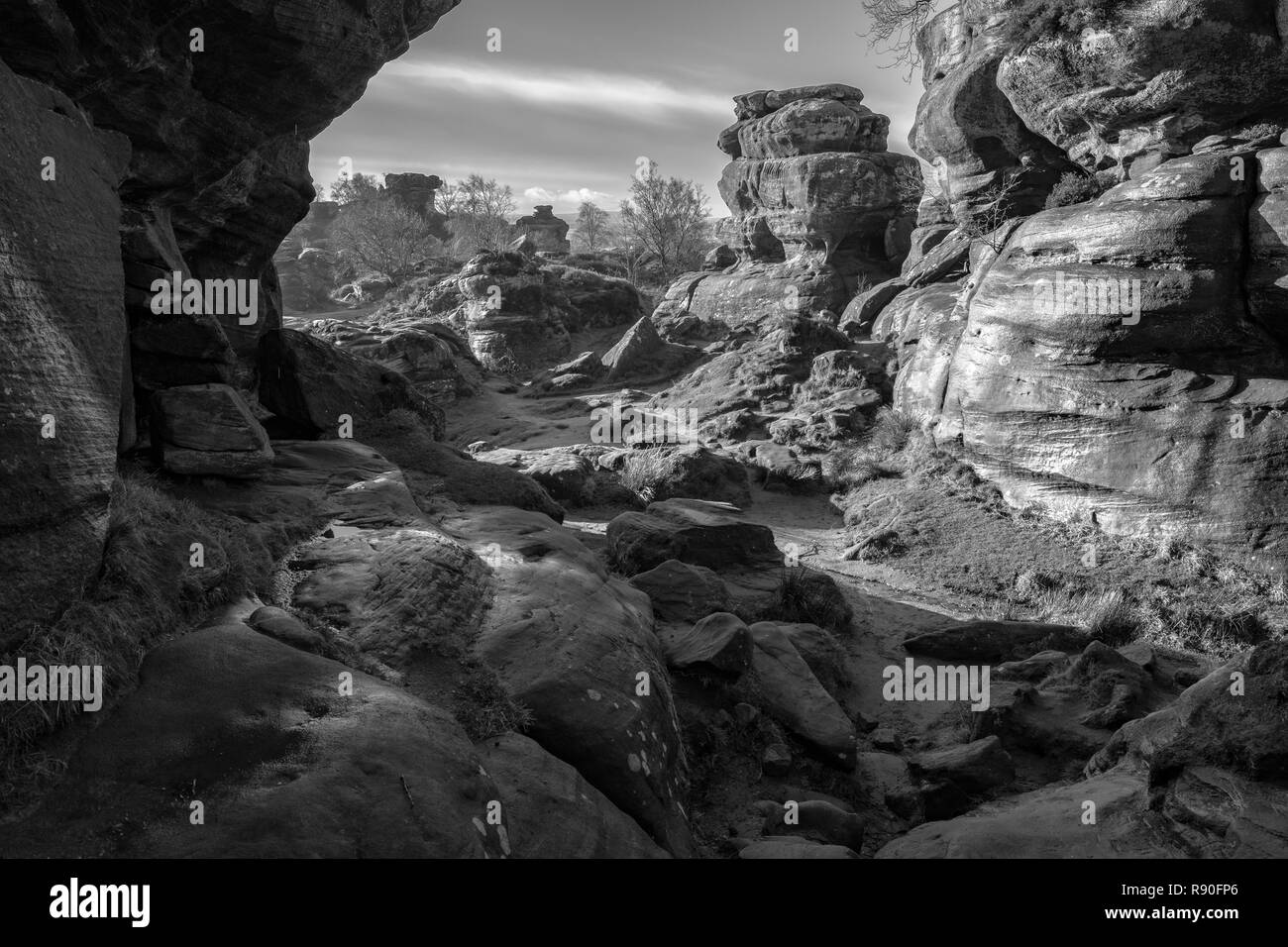 Formaciones rocosas de arenisca natural. Brimham Rocks. Rock Canyon. Blanco y negro Foto de stock