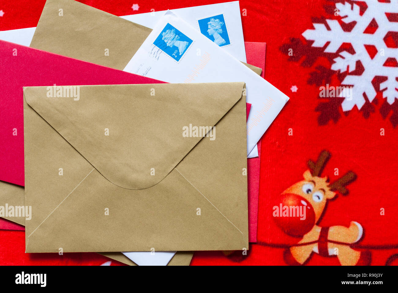 Correo, sobres, tarjetas de Navidad, en la puerta de Navidad mat Foto de stock