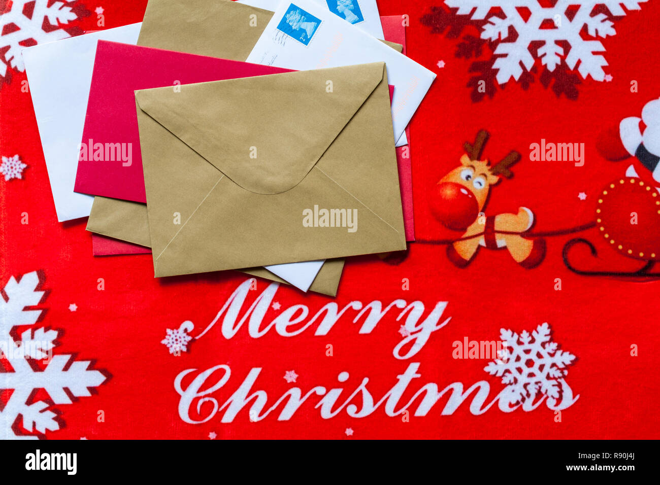 Correo, sobres, tarjetas de Navidad, en la puerta de Navidad mat Foto de stock
