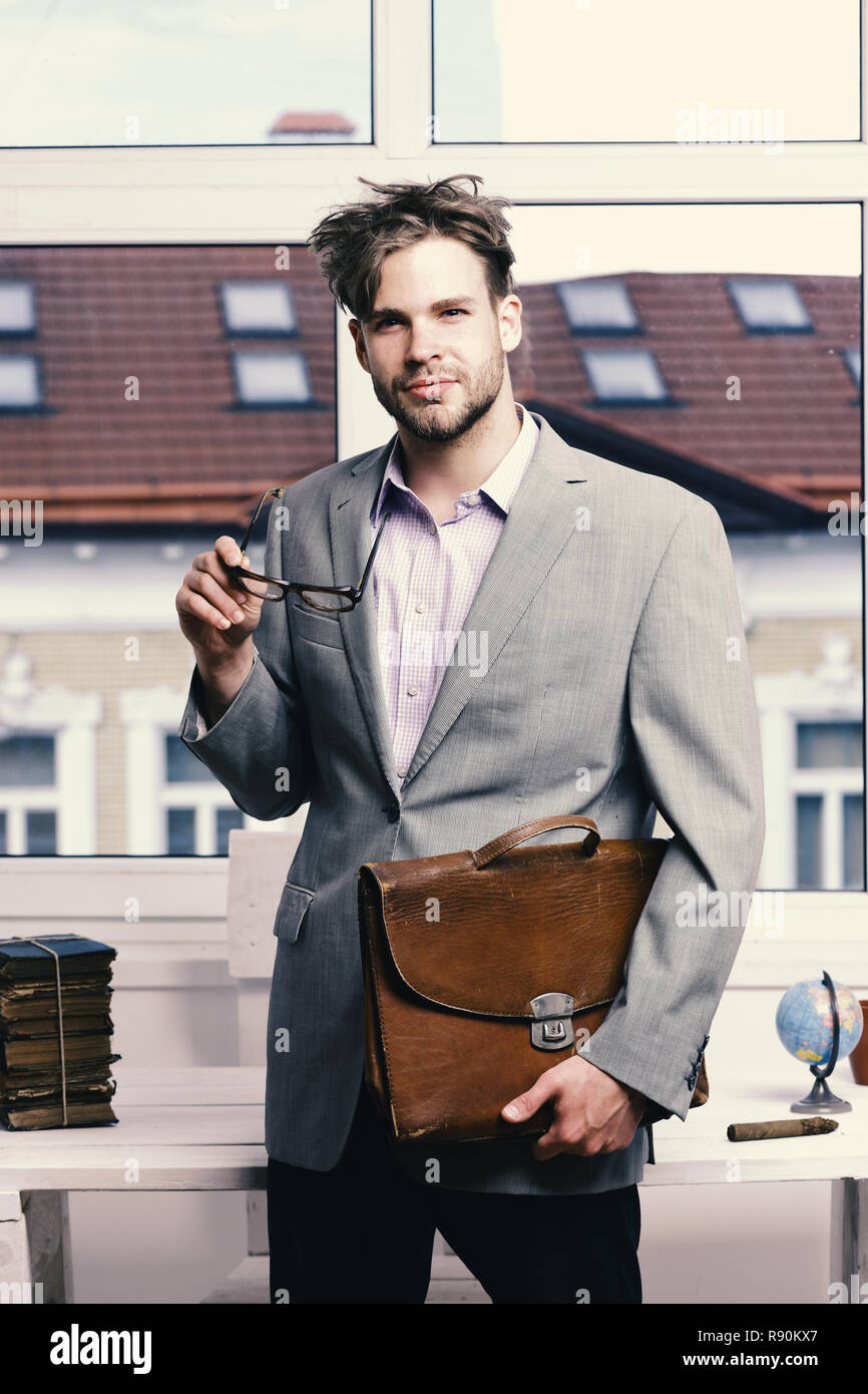 Hombre con un maletín aislado sobre fondo blanco. Nerd llevaba chaqueta  clásica. Hombre serio o profesor con cerdas gafas en la ERNE. Estilo  académico y concepto de negocio Fotografía de stock -