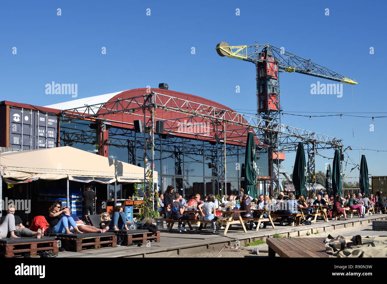 Pllek beach café pub construido de materias primas industriales ( contenedores de transporte ) restaurante en el muelle IJ Port NDSM en Amsterdam, Países Bajos Foto de stock