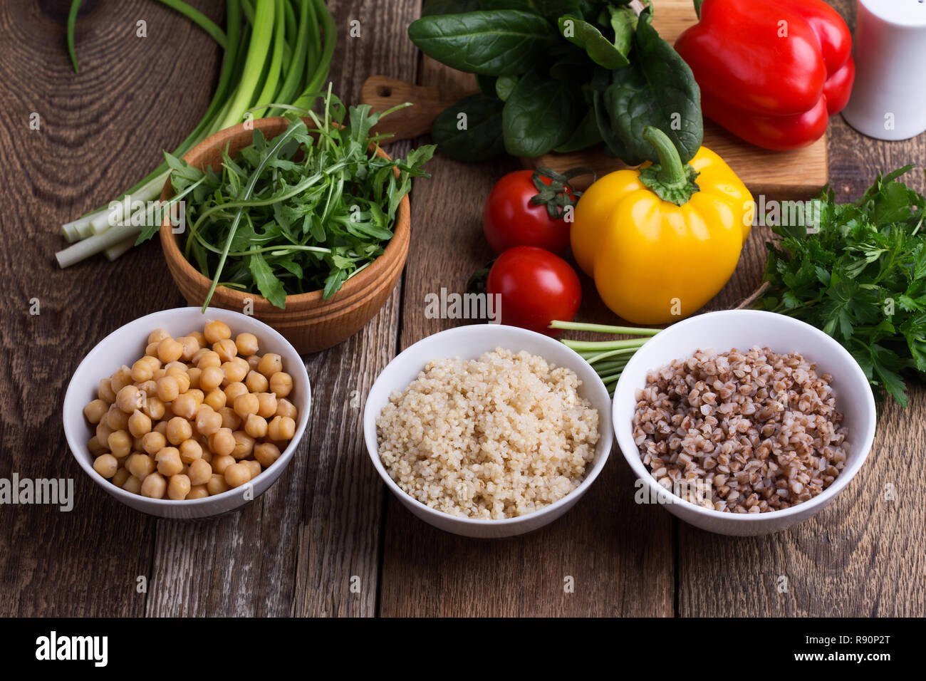 Selección de verduras frescas y cereales cocidos, cereales y leguminosas,  planta sana basada la alimentación vegetariana. Los garbanzos, quinua y  trigo sarraceno en tazones sobre rusti Fotografía de stock - Alamy