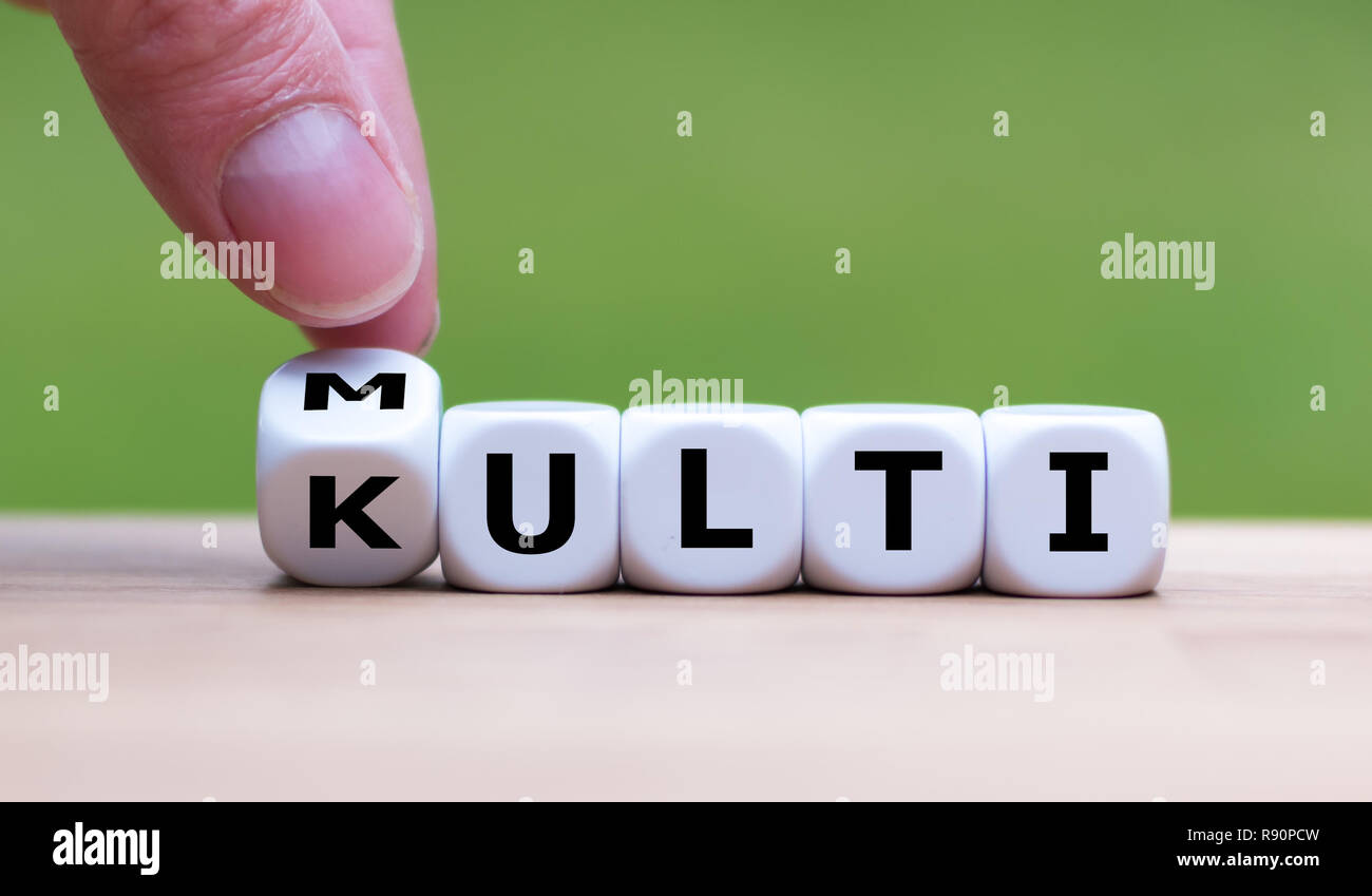 Dados forma las palabras multi kulti. Una frase alemana para multicultural. Foto de stock