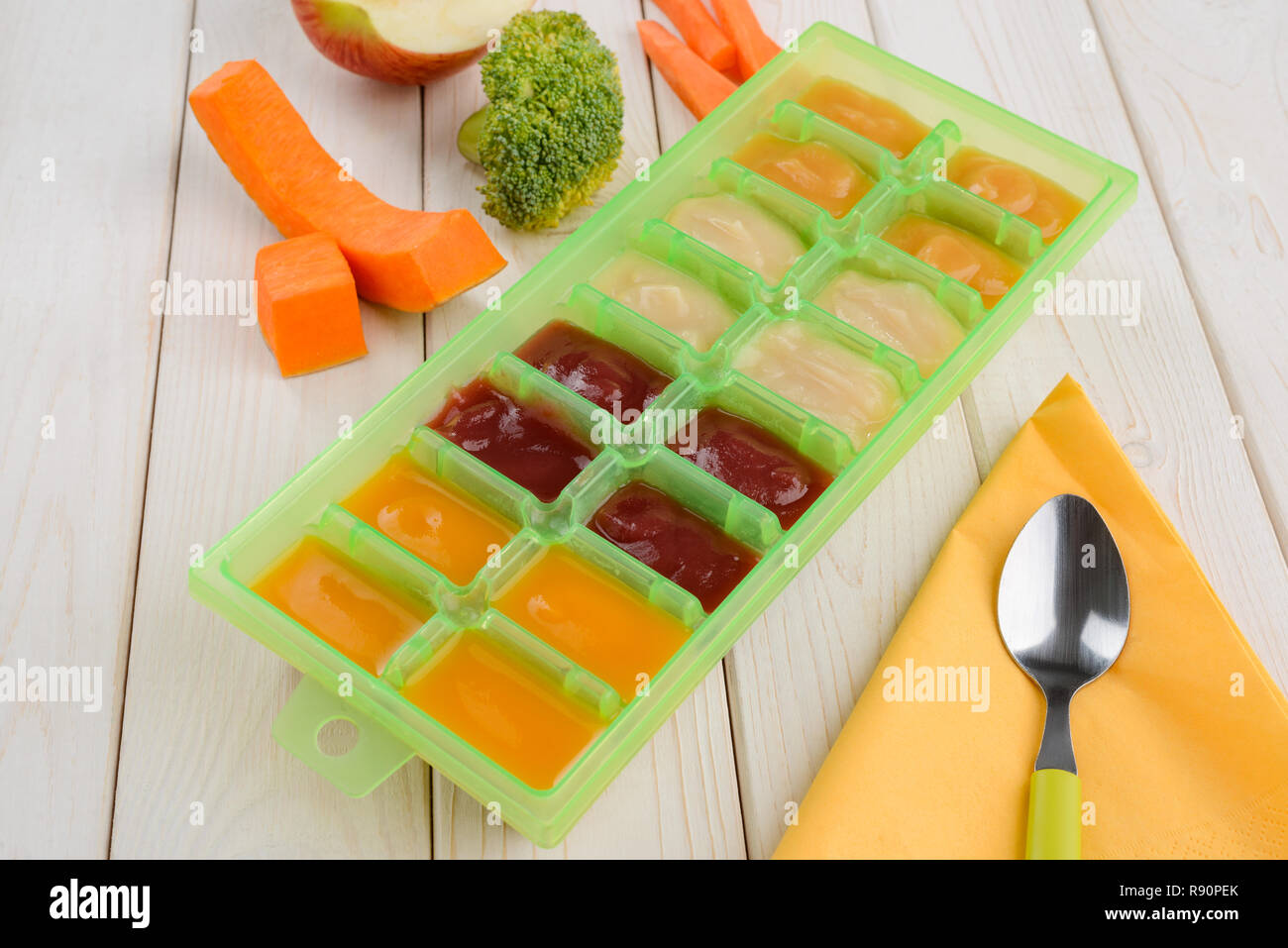 Comida Para Bebe Casera Organica Precocida Assorted Veggie Pure En Multiportion Contenedor Para Almacenamiento En Congelador Fotografia De Stock Alamy