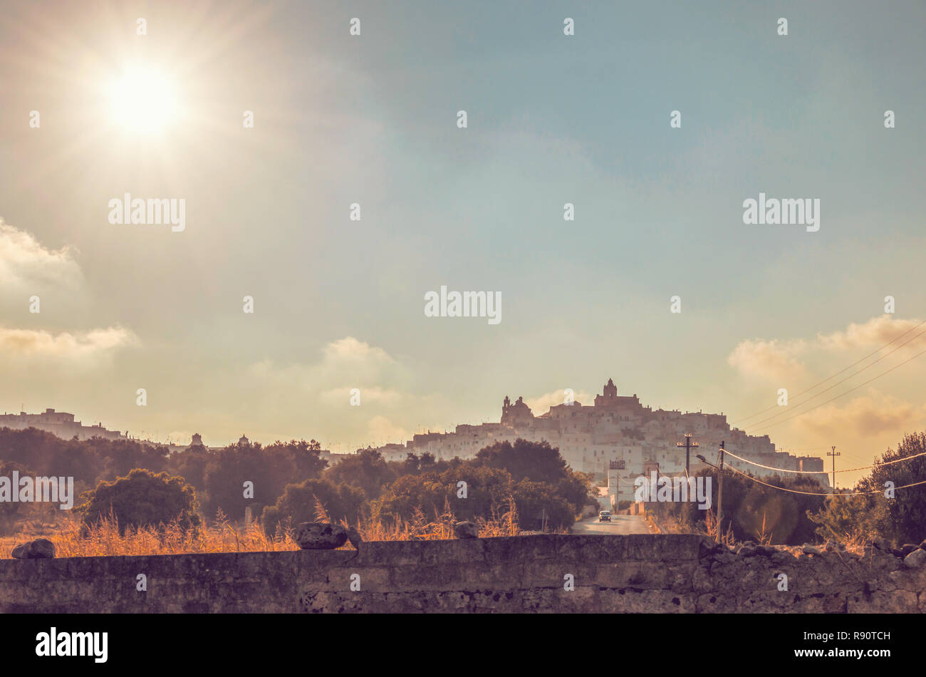 Vista panorámica de la parte medieval de pueblo blanco de Ostuni Foto de stock