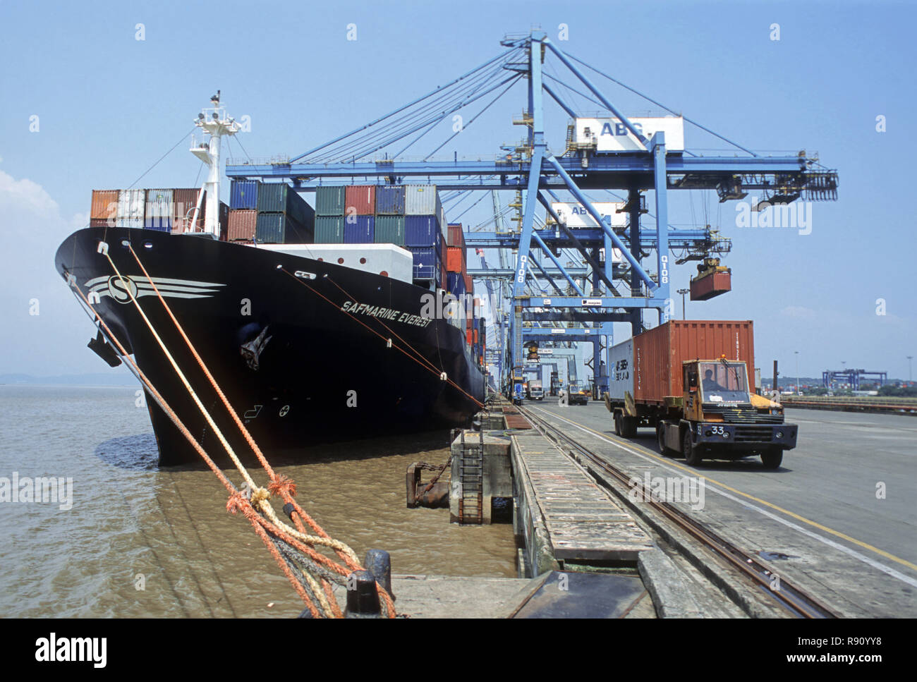 Transporte, contenedores de carga en los puertos, Nava Seva Fotografía de  stock - Alamy