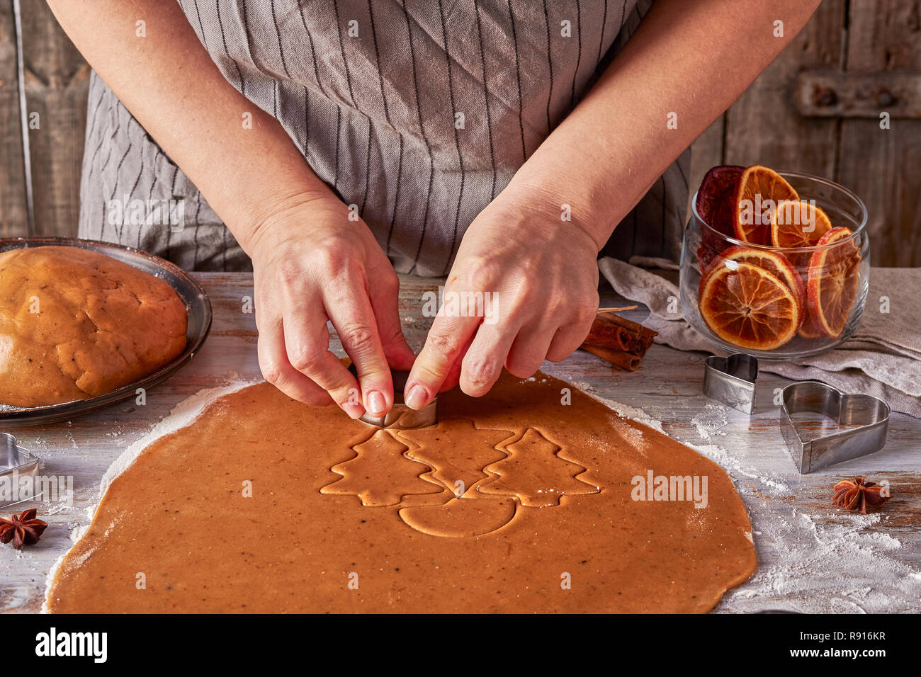 Mujer manos hacen galletas formas de laminados de masa de pan de jengibre Foto de stock