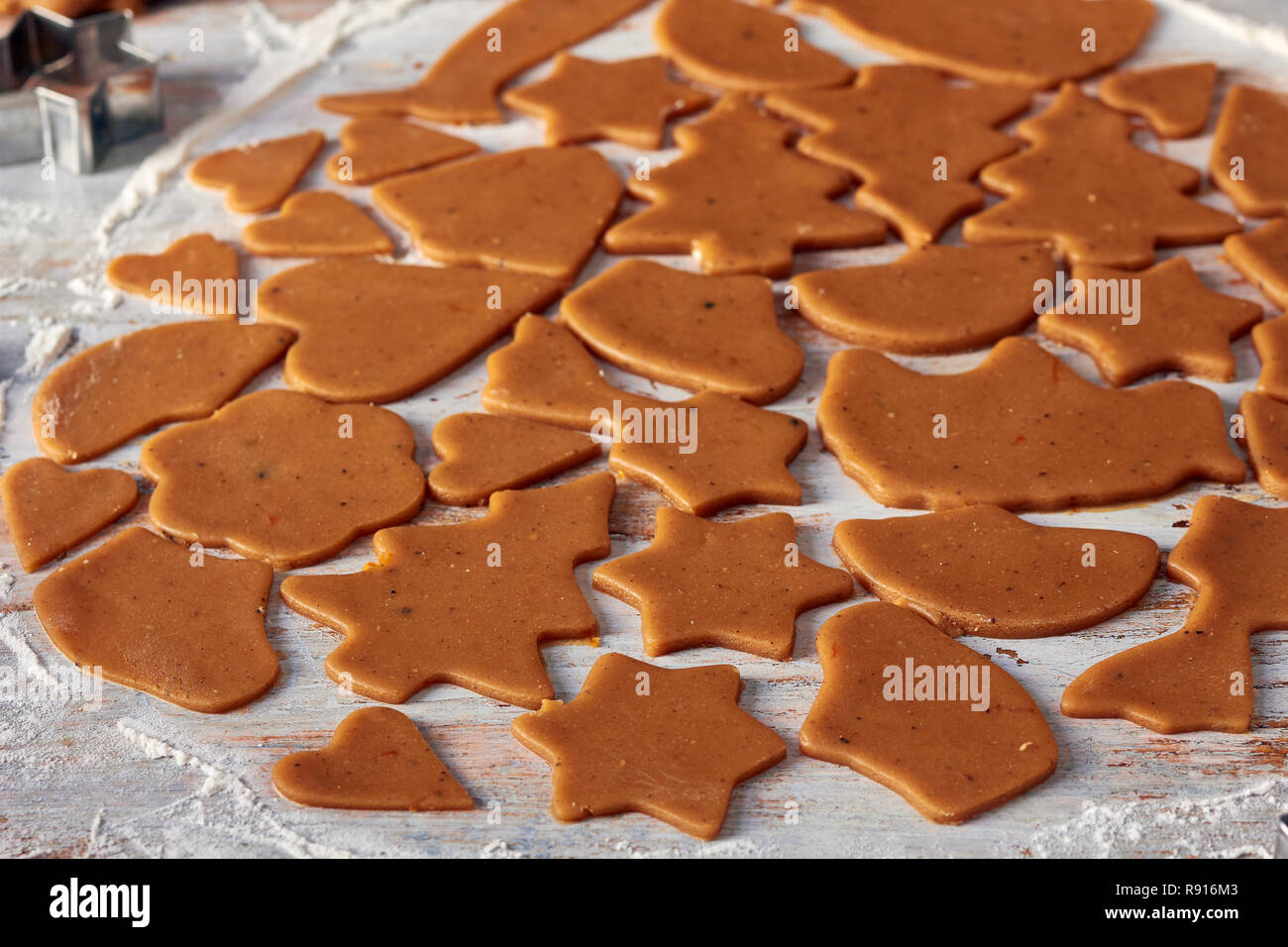 Cookies talladas en formas a partir de la masa de pan de jengibre Foto de stock