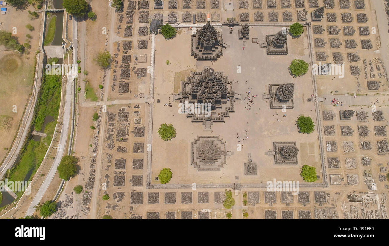 Vista aérea del templo hindú de Prambanan Candi en Indonesia de Yogyakarta, en Java. Rara Jonggrang complejo de templos hindúes. Edificio religioso tall y señaló la arquitectura monumental arquitectura antigua, paredes de piedra talladas. Foto de stock