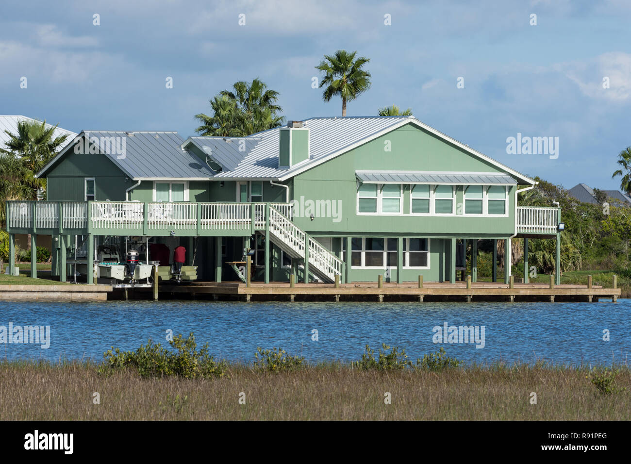 Casas residenciales invadiendo humedales costeros. Aransas National Wildlife Refuge, Texas, EE.UU. Foto de stock