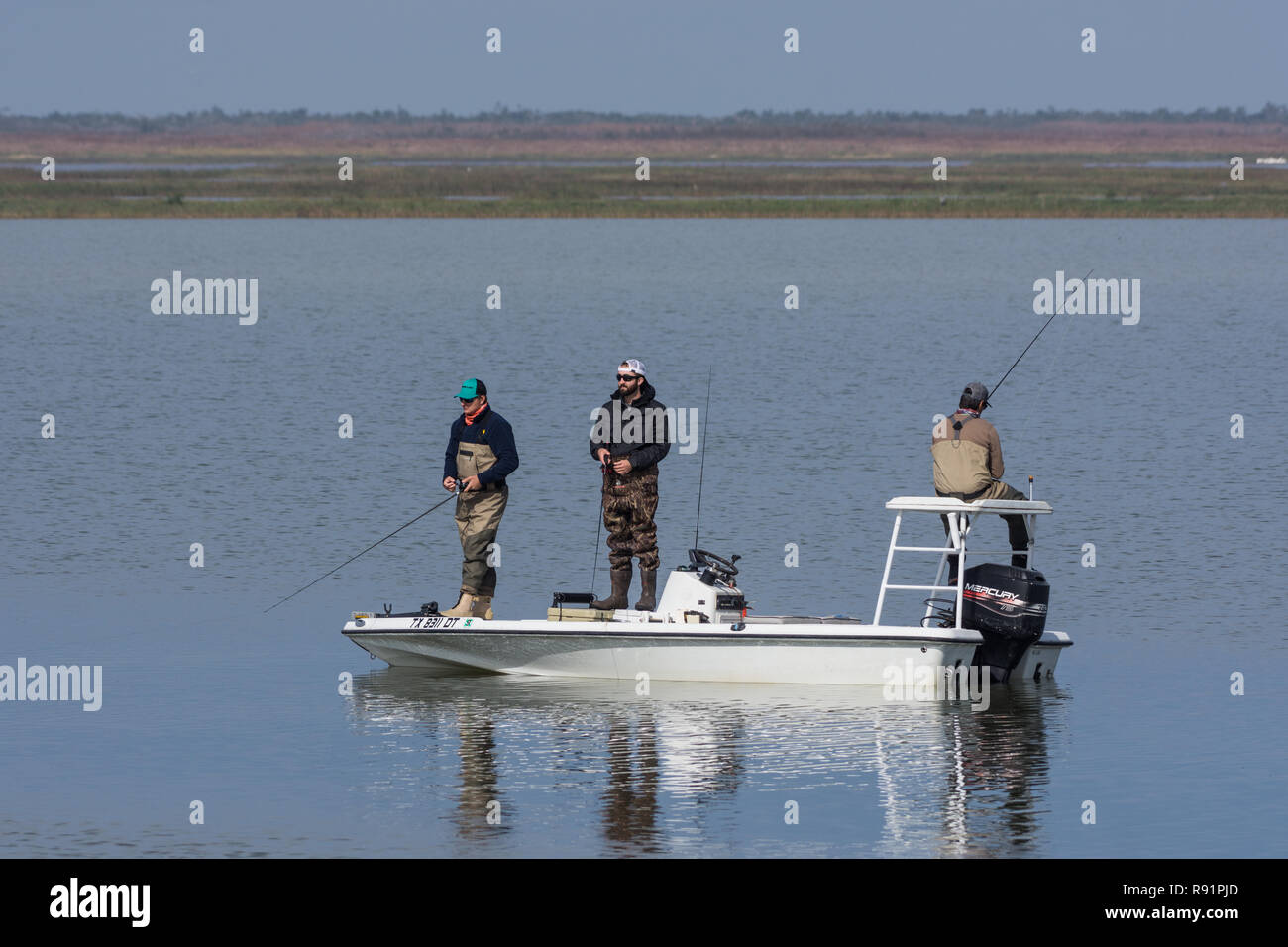 Tres hombres pescando en un pequeño bote. Aransas National Wildlife Refuge, Texas, EE.UU. Foto de stock