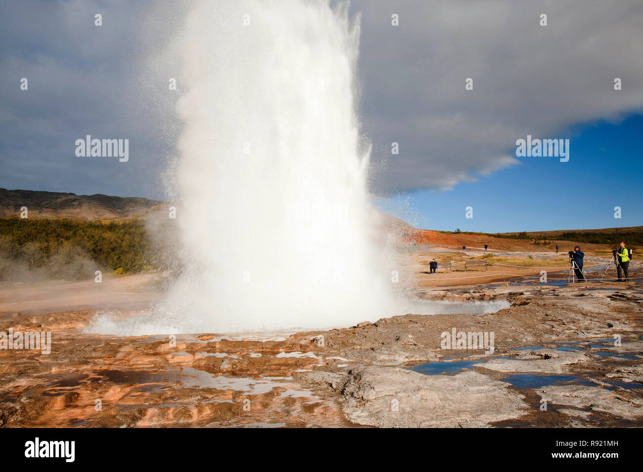 Un geysir eruptiong en Geysir de Islandia, el lugar después de que todos los mundos geysirs se nombran. Foto de stock