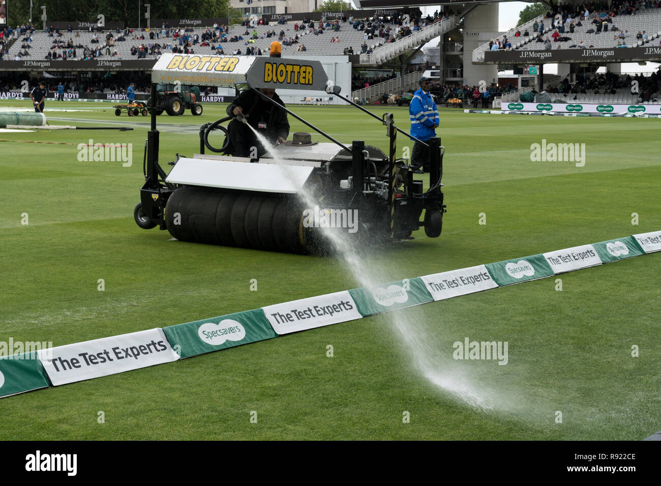 Tras las intensas lluvias en el Lords Cricket Ground el personal de tierra utilice una máquina dedicada denominada secante para eliminar el agua estancada del outfield Foto de stock