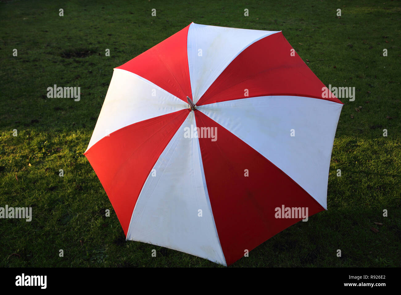 Gran sombrilla de golf rojo y blanco Fotografía de stock - Alamy
