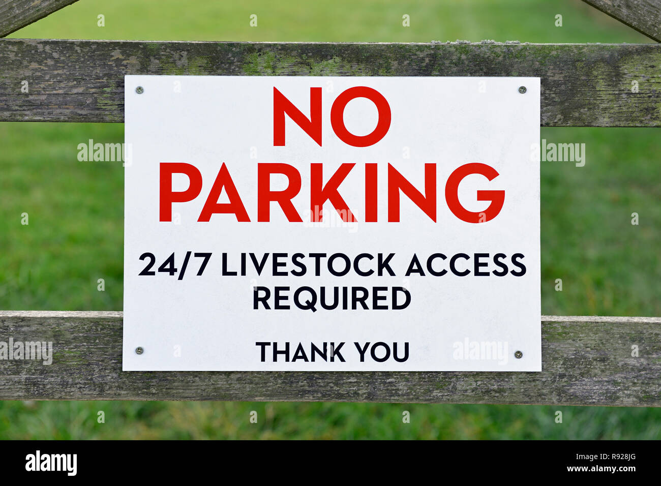 No hay aparcamiento, ganado el acceso requerido, signo de una puerta a un campo, Oxfordshire, Inglaterra, Reino Unido Foto de stock