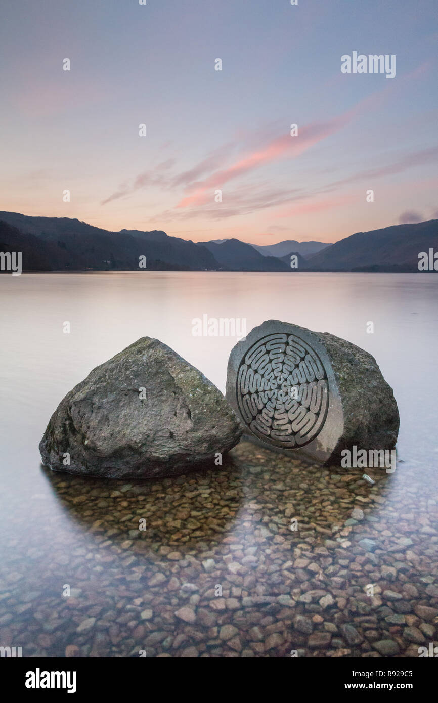 El Millenium piedra en los bajíos de Derwent agua cerca de Keswick, mirando hacia Borrowdale en una fría mañana de invierno claro, en el distrito de Los Lagos. Foto de stock