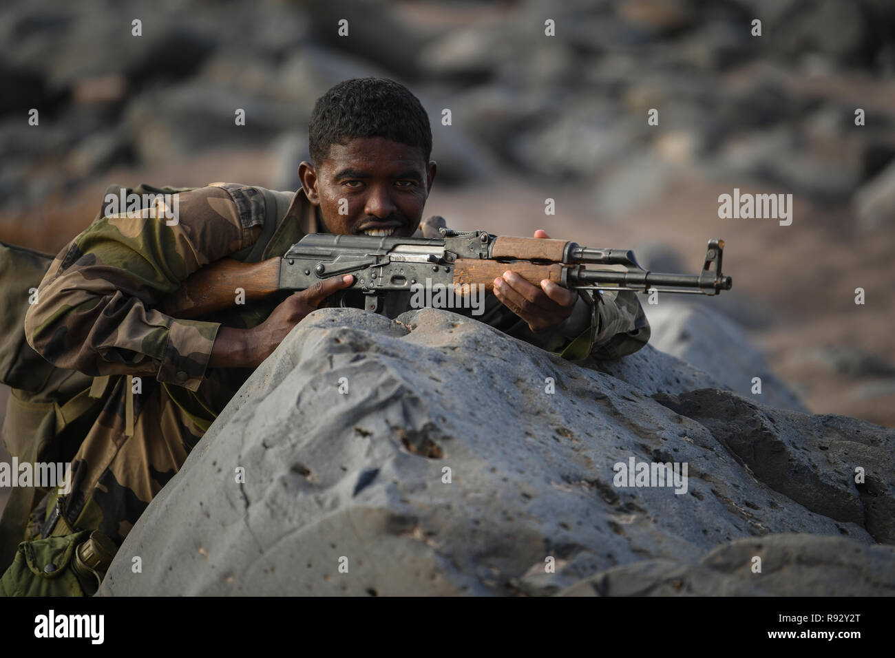 Un soldado de Djibouti con el Batallón de Intervención Rápida durante la táctica de infantería y procedimientos de capacitación impartidos por las fuerzas estadounidenses el 18 de diciembre de 2018, cerca de la ciudad de Djibouti, Djibouti. Foto de stock