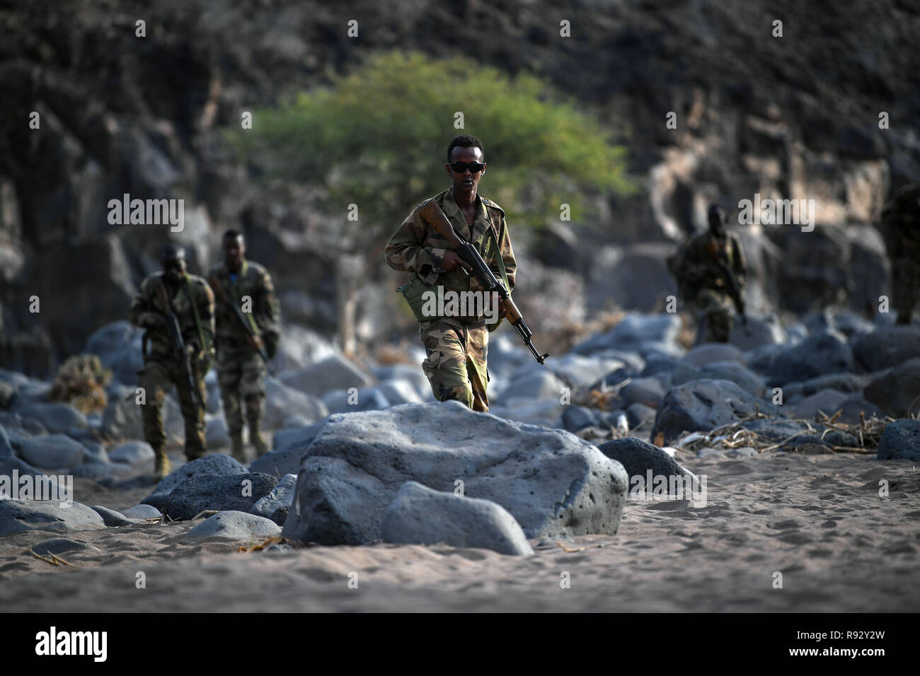 Soldados de Djibouti con el Batallón de Intervención Rápida durante la táctica de infantería y procedimientos de capacitación impartidos por las fuerzas estadounidenses el 18 de diciembre de 2018, cerca de la ciudad de Djibouti, Djibouti. Foto de stock