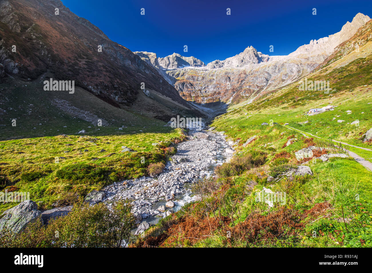 Río Gorezmettlenbach con Alpes Suizos (Wandenhorn, Grassengrat y Chlo Spannort) en Sustenpass, Suiza, Europa. Foto de stock
