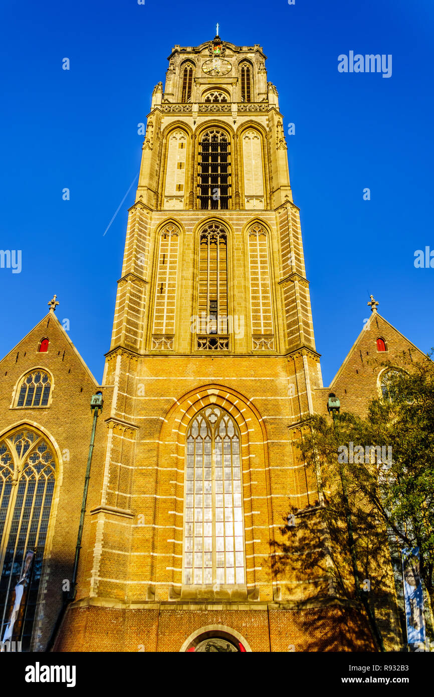 La torre medieval de la iglesia de Saint Laurens en el centro del famoso puerto de Rotterdam, cerca de la plaza del Ayuntamiento de mercado en los Países Bajos Foto de stock