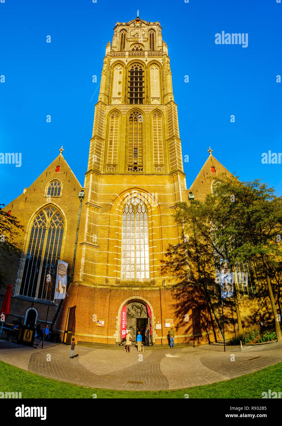 La torre medieval de la iglesia de Saint Laurens en el centro del famoso puerto de Rotterdam, cerca de la plaza del Ayuntamiento de mercado en los Países Bajos Foto de stock