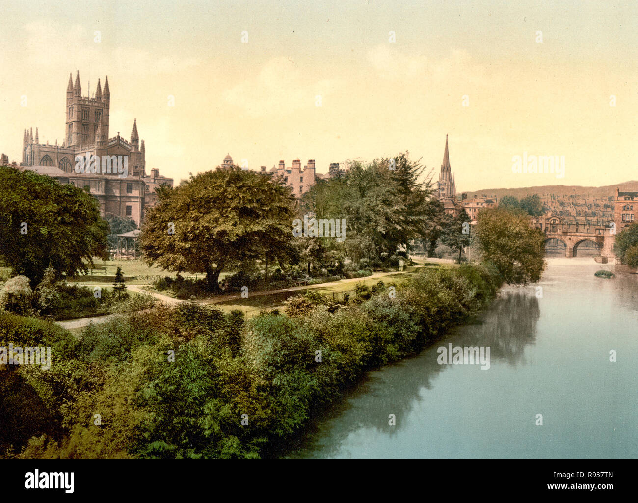 La abadía, desde el puente, Bath, Inglaterra - Imagen muestra la abadía de Bath en la izquierda, con el puente Pulteney en la distancia, cruzando el río Avon, en Bath, Inglaterra, circa 1900 Foto de stock