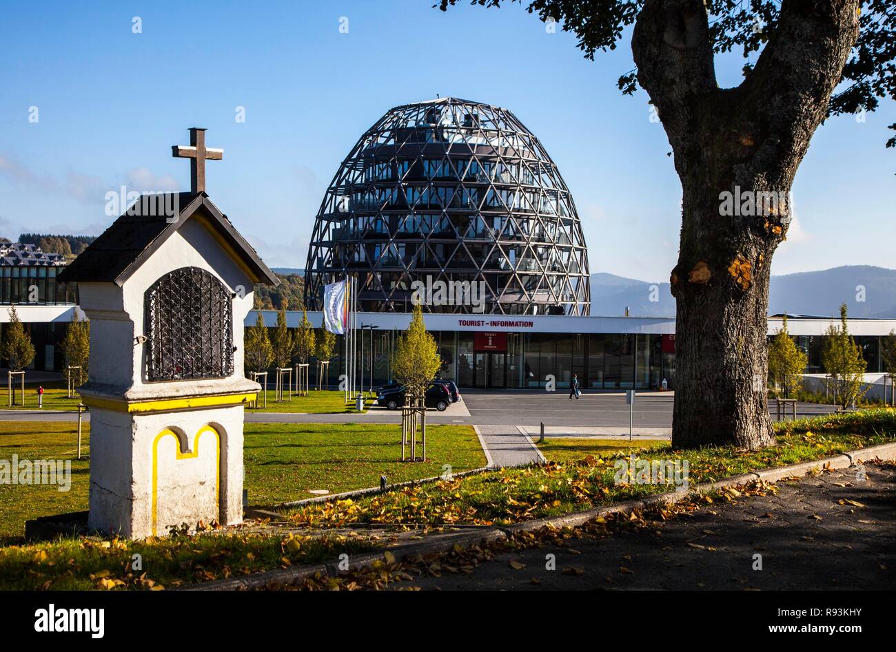 Oversum, un hotel, un spa y un salón de conferencias que tiene la forma de un huevo, en los jardines del spa Kurpark en Winterberg, Winterberg Foto de stock