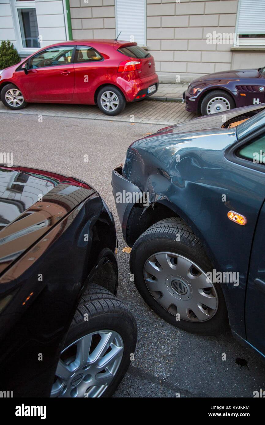 Accidente de tráfico leve daño corporal a un automóvil, crash mientras gira desde una salida, Alemania Foto de stock
