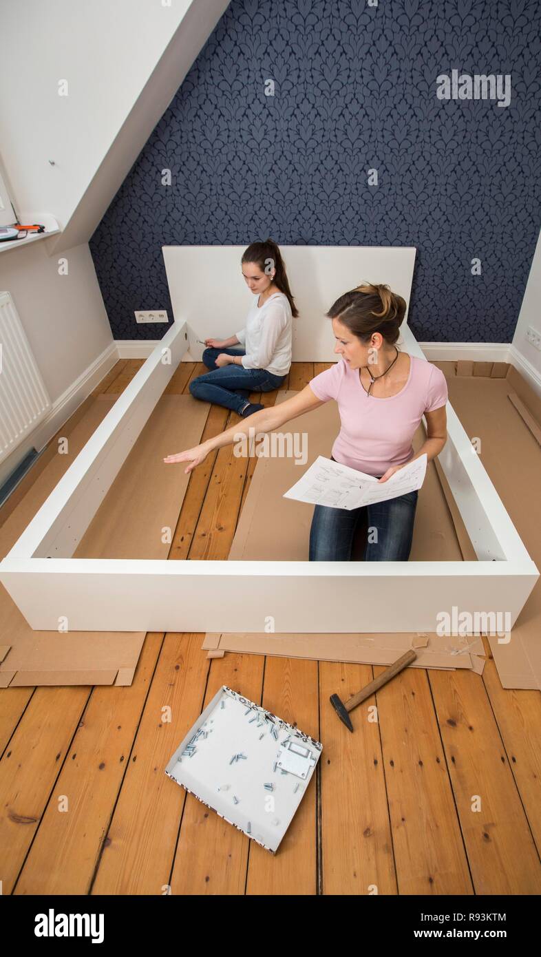 Madre e hija trabajan juntos para armar una cama en la habitación de su  hija, conjunto de cama, Alemania Fotografía de stock - Alamy