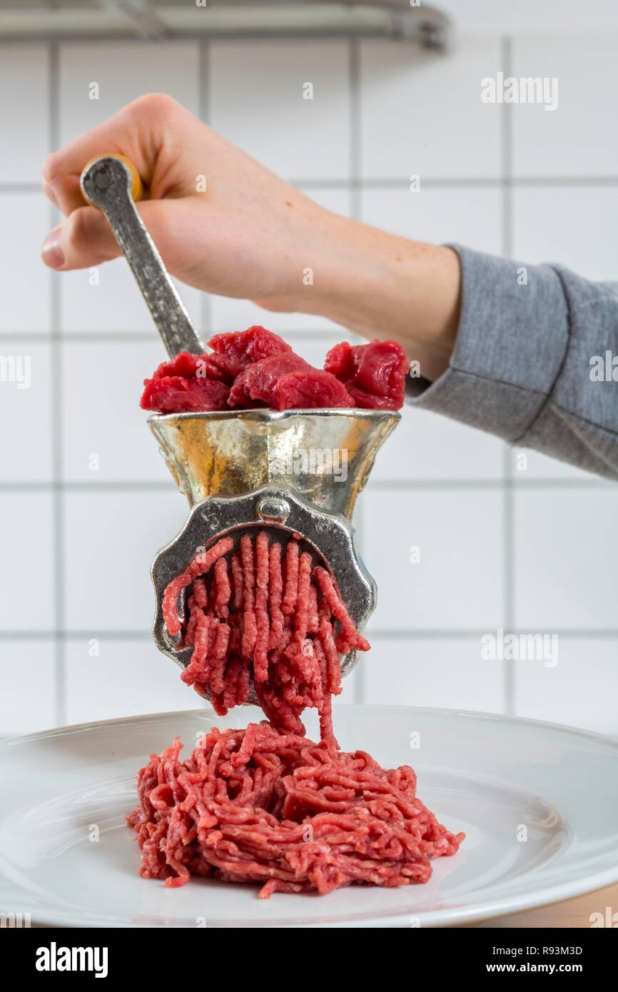 Triturador de carne aislado sobre fondo blanco Fotografía de stock - Alamy