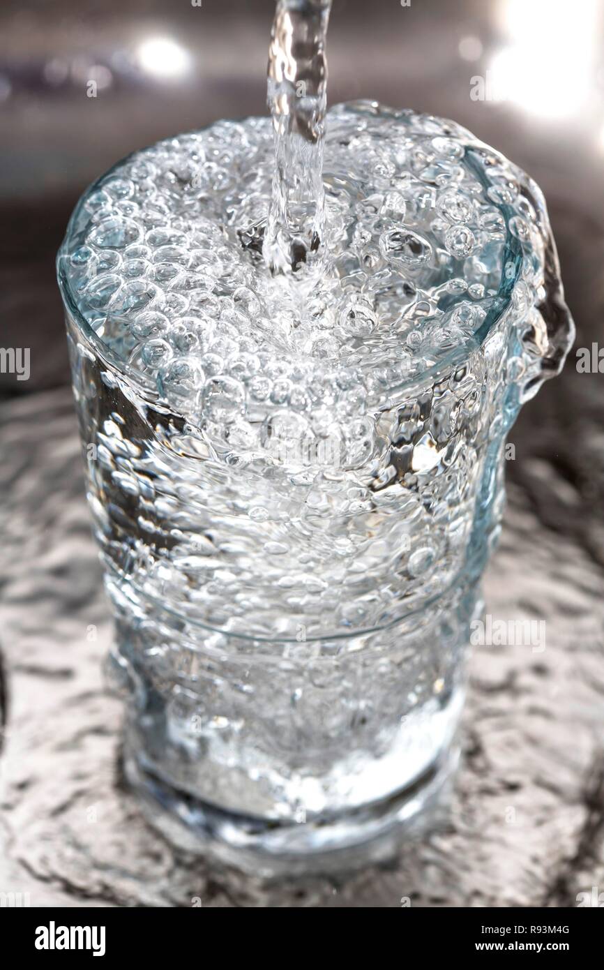 El agua que desborda en un vaso Fotografía de stock - Alamy