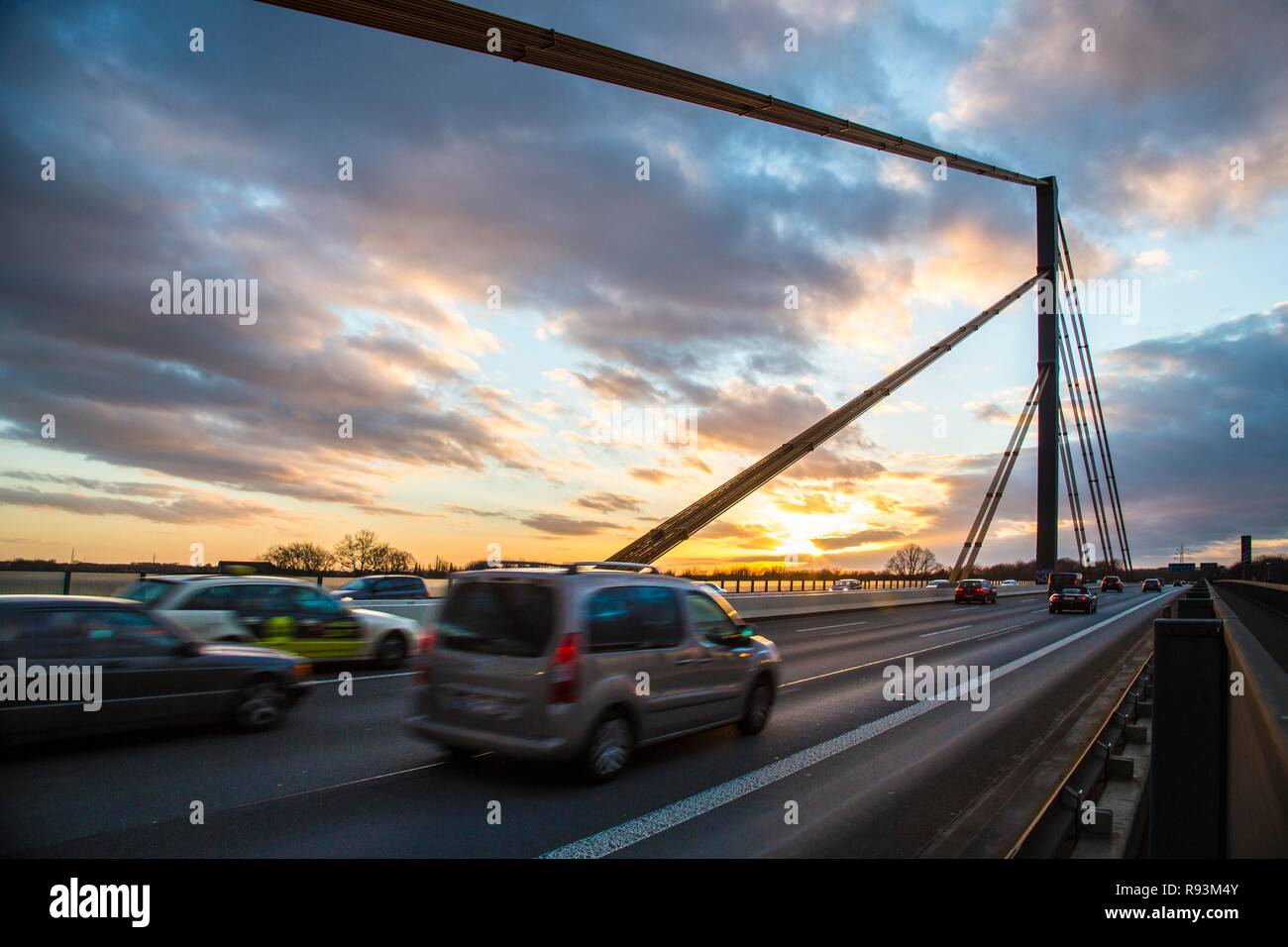 El tráfico en el puente sobre el Rin de la autopista A40, Ruhrschnellweg cruces, al atardecer, Duisburg, Renania del Norte-Westfalia, Alemania Foto de stock