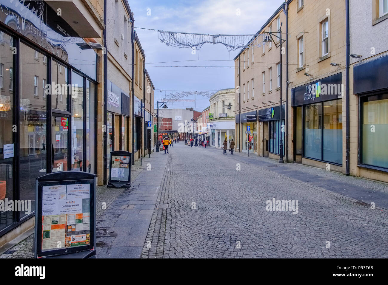 En Kilmarnock, Escocia, Reino Unido - 10 de diciembre de 2018: Quemaduras Precinct zona peatonal en el centro de la ciudad escocesa de Kilmarnock con tiendas a un área vacía Foto de stock