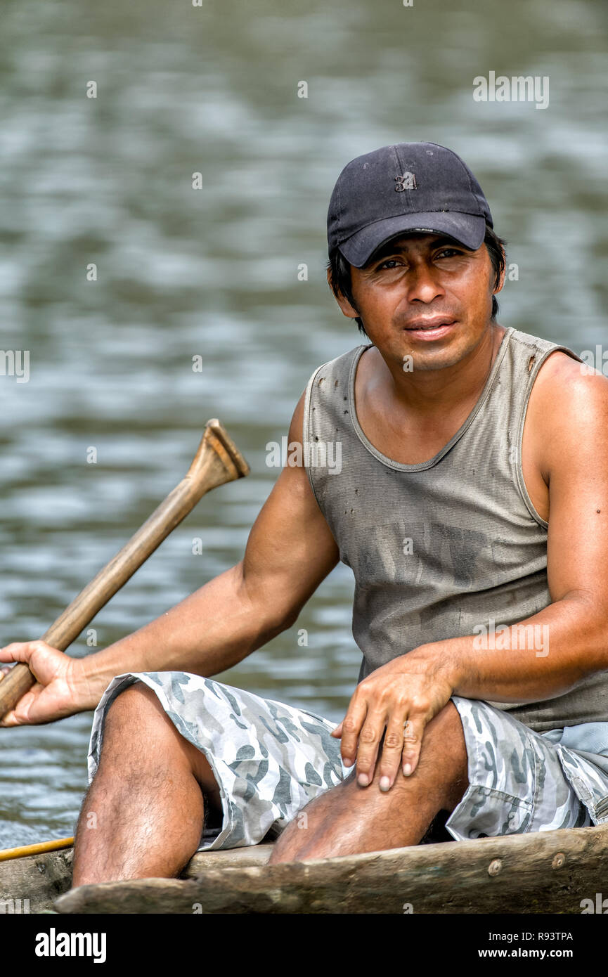 El aspecto de la dura vida de un pescador en el Río Amazonas Foto de stock