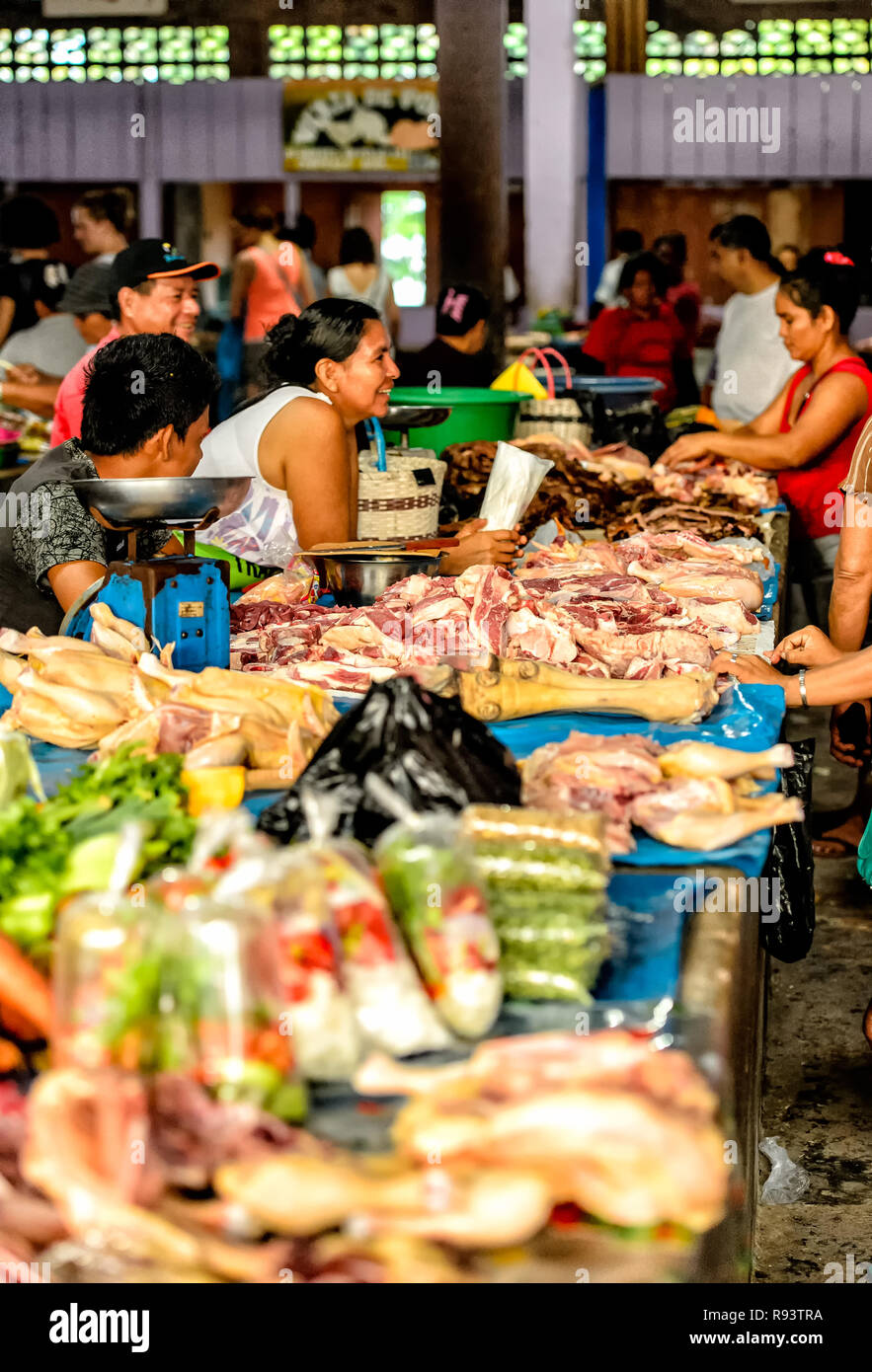 Diversos productos alimenticios a la venta en el mercado matutino de Indiana en el Río Amazonas Foto de stock