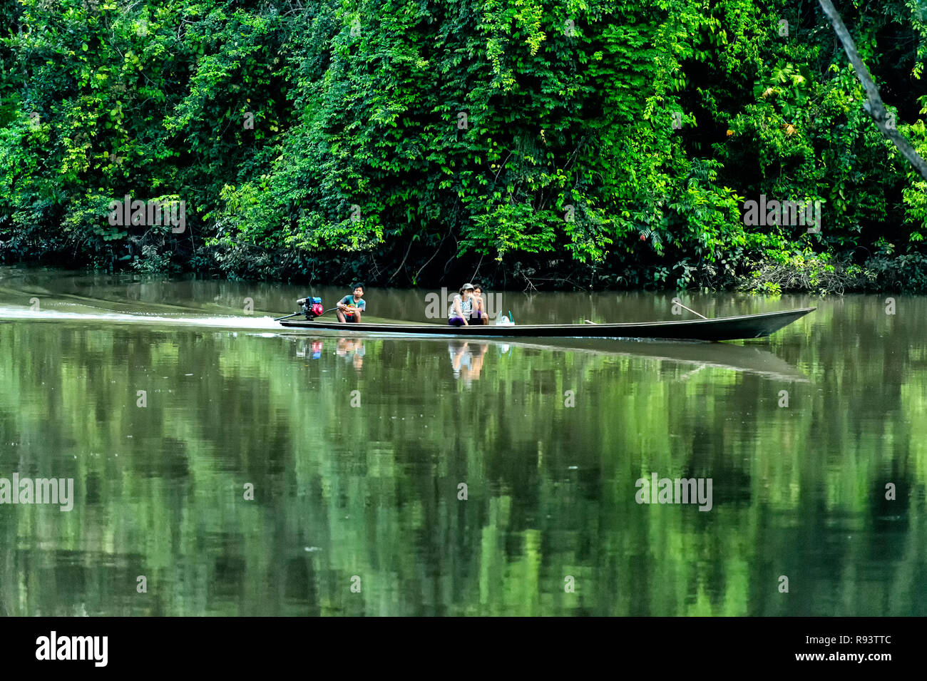 Los lugareños crucero sobre el Río Amazonas en una piragua Foto de stock