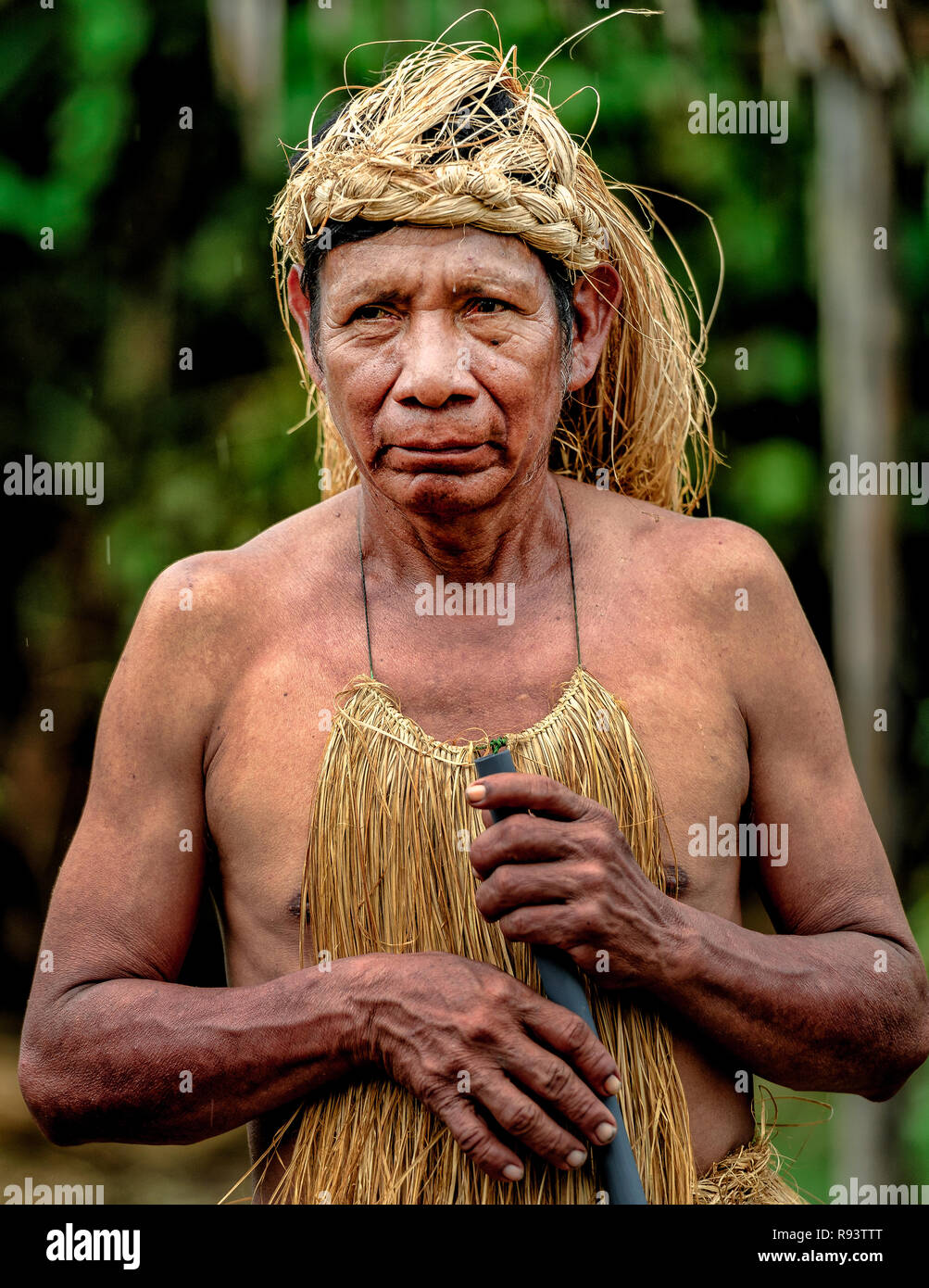 Hombre Indio Yagua en la Amazonía peruana Foto de stock