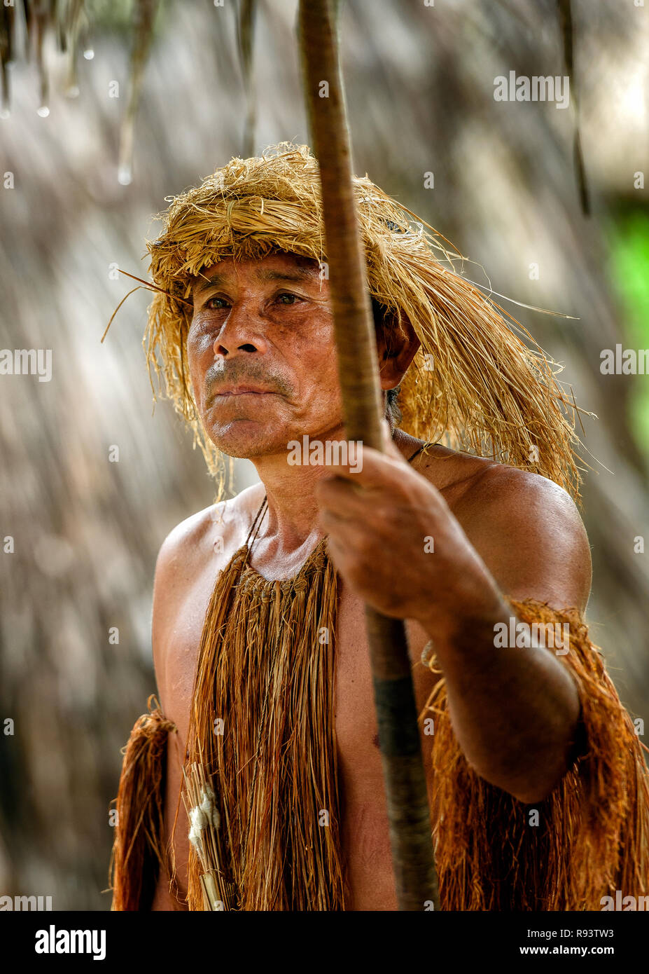 Hombre llevando un indio Yagua pucuna (soplete) en la amazonía peruana Foto de stock
