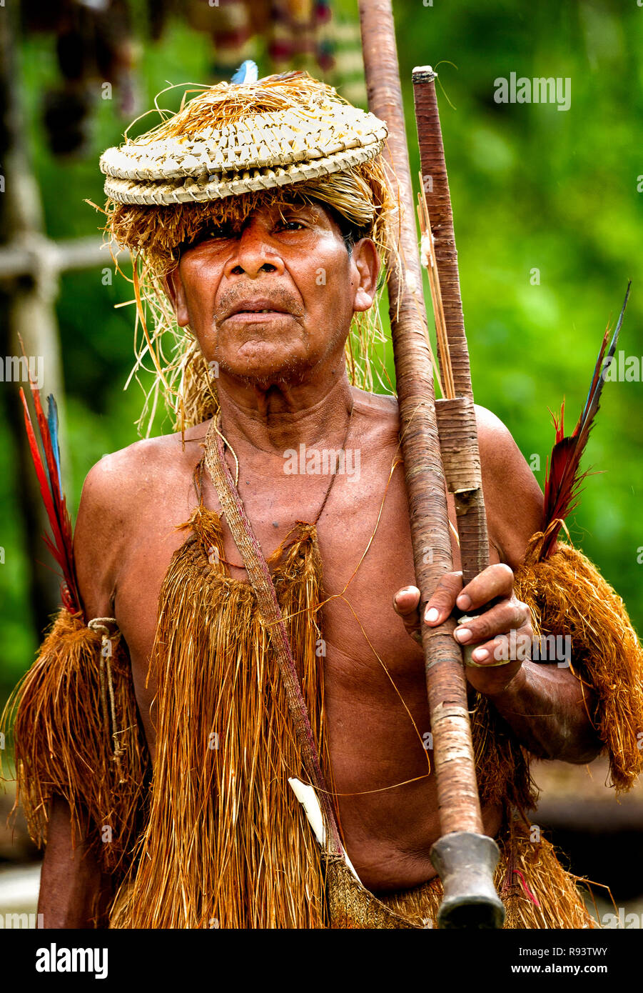 Llevando un anciano indio Yagua pucuna (soplete) en la amazonía peruana Foto de stock