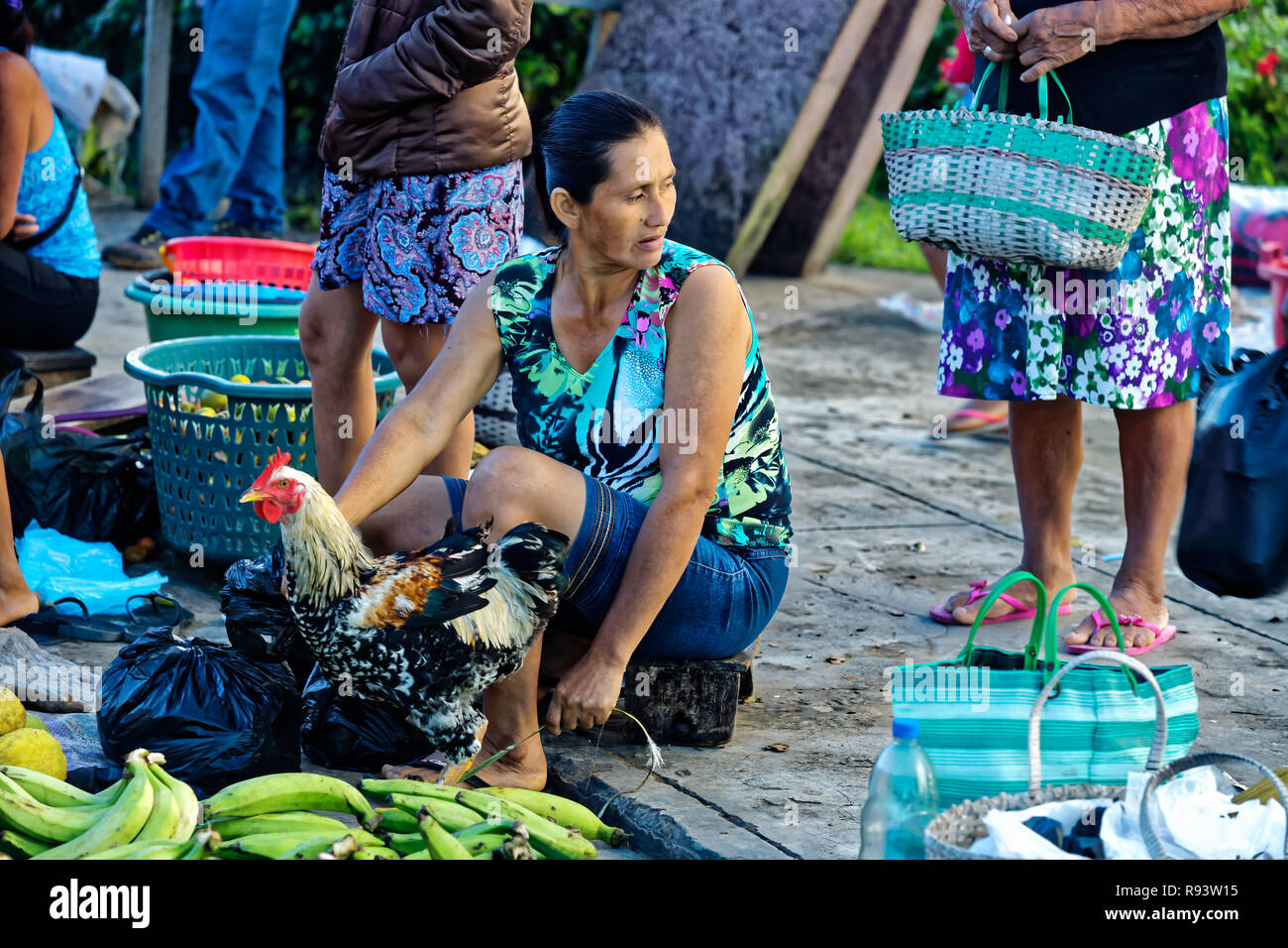 Pollos, frutas y verduras a la venta en el mercado de Indiana en el Río Amazonas Foto de stock