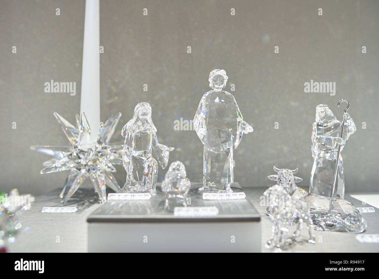 Milán, Italia - CIRCA noviembre, 2017: decoraciones en exhibición en  Swarovski tienda en Milán. Swarovski es un fabricante austriaco de cristal  de plomo Fotografía de stock - Alamy