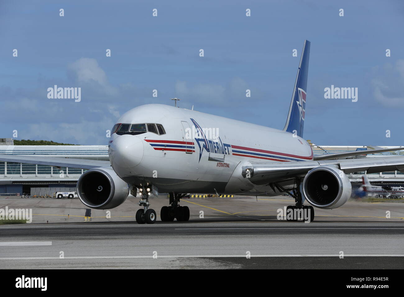 La acción en el Aeropuerto Internacional Princess Juliana (SXM) Sint Maarten en el Caribe Foto de stock